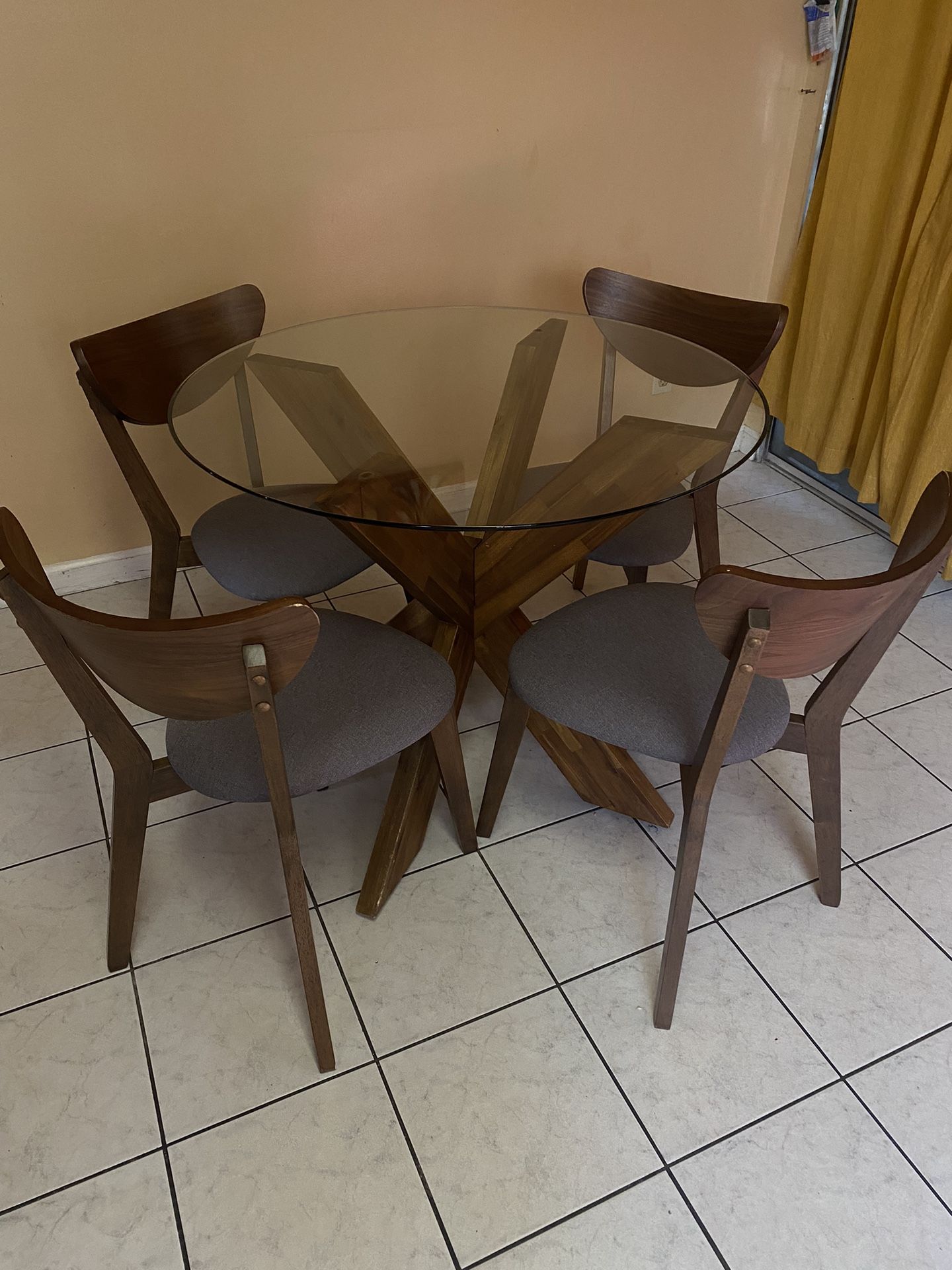 Lightly used 4 seat dining table 