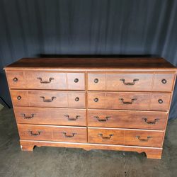 Horizontal Dresser with 8 Drawers