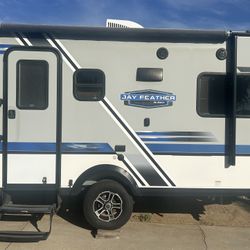 2019 Jayco Featherlight 17’ travel trailer 