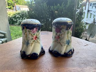Vintage Hand-Painted Porcelain Salt & Pepper Shakers – Cobalt Blue Floral