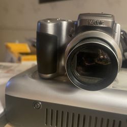 Kodak Easy Share Z740 High Zoom Series And Has Charging Port And Printer