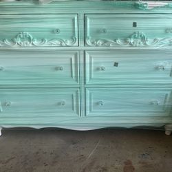 Like New White Dresser With 1 Matching Night Stands 