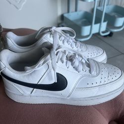 Women’s Nikes Size 7