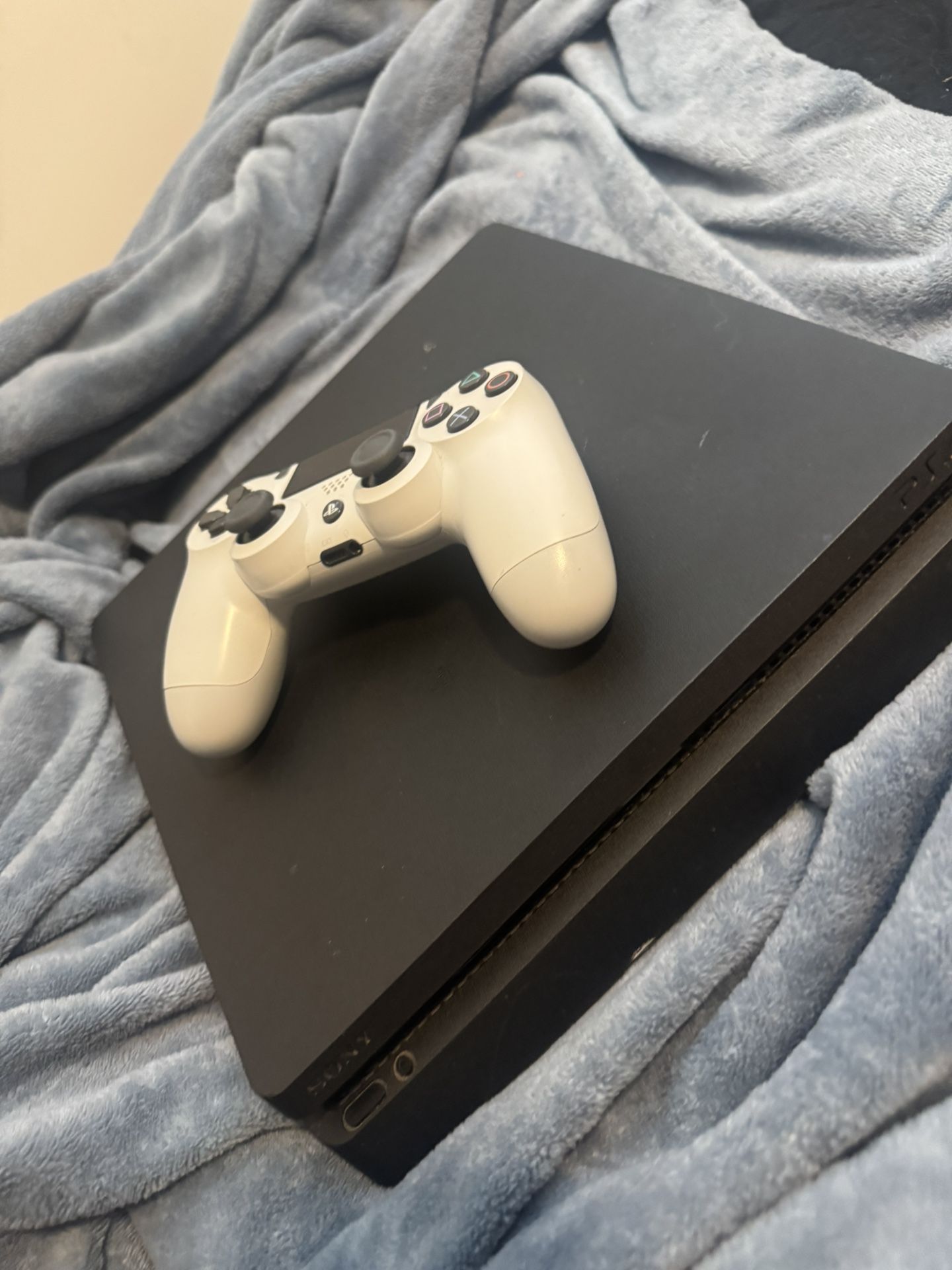 PS4 Slim 