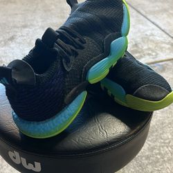 Trey Young Adidas sz 8 Men used