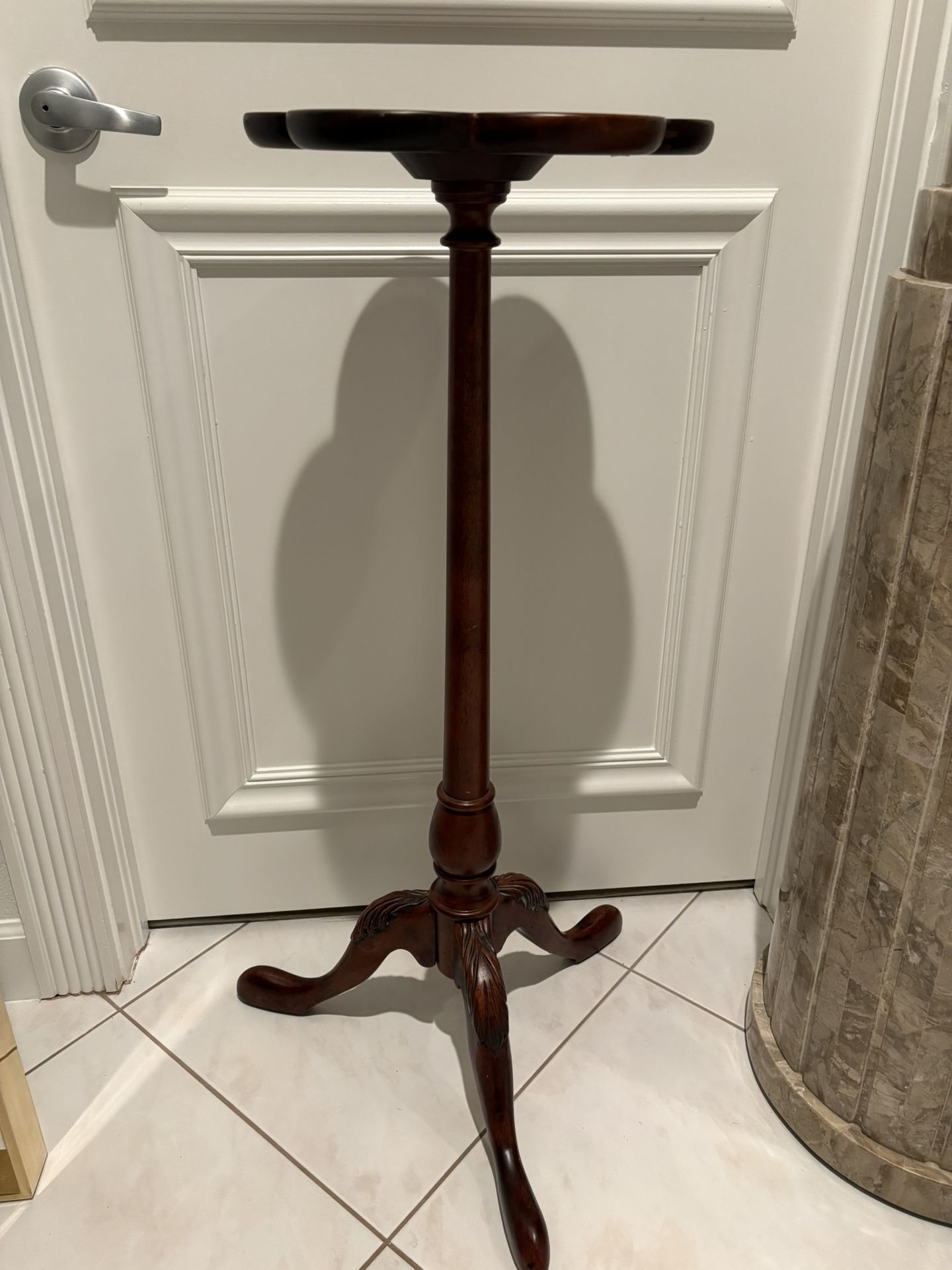 BOMBAY Pedestal Table. Solid Wood. Chippendale Style. Vintage Antique Look. Great For Art Sculpture Or Statue, Lamp, Planter Or Flower Vase!