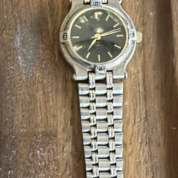GUCCI 9000L Black Dial Two Tone Gold Silver Quartz Watch Ladies Vintage. There is no box and no working battery. 