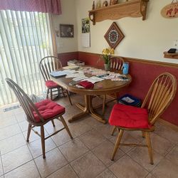 Kitchen Table With 6 Chairs, cushions And Leaf!