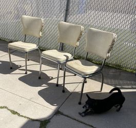 30 4 Off White Vintage Vinyl Dinette Chairs Dog Not Included