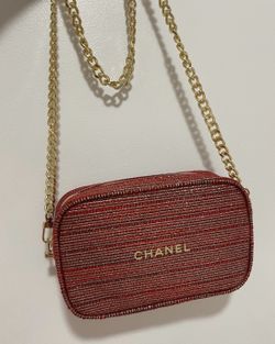 Chanel 2022 Holiday Makeup Bag for Sale in Queens, NY - OfferUp