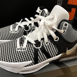 Lebron James Witness Size 9 NEW $75