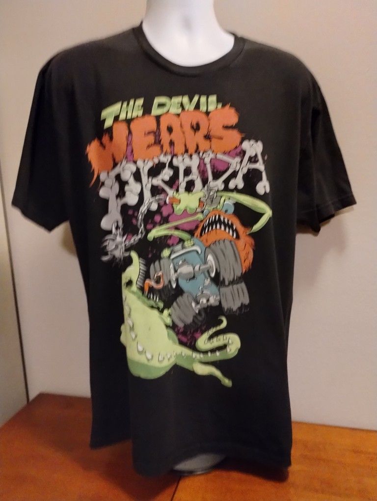 Vintage The Devil Wears Prada Dinosaur Bones  T-Shirt Metalcore Rock Emo size XL. 