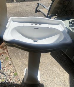 Free pedestal sink
