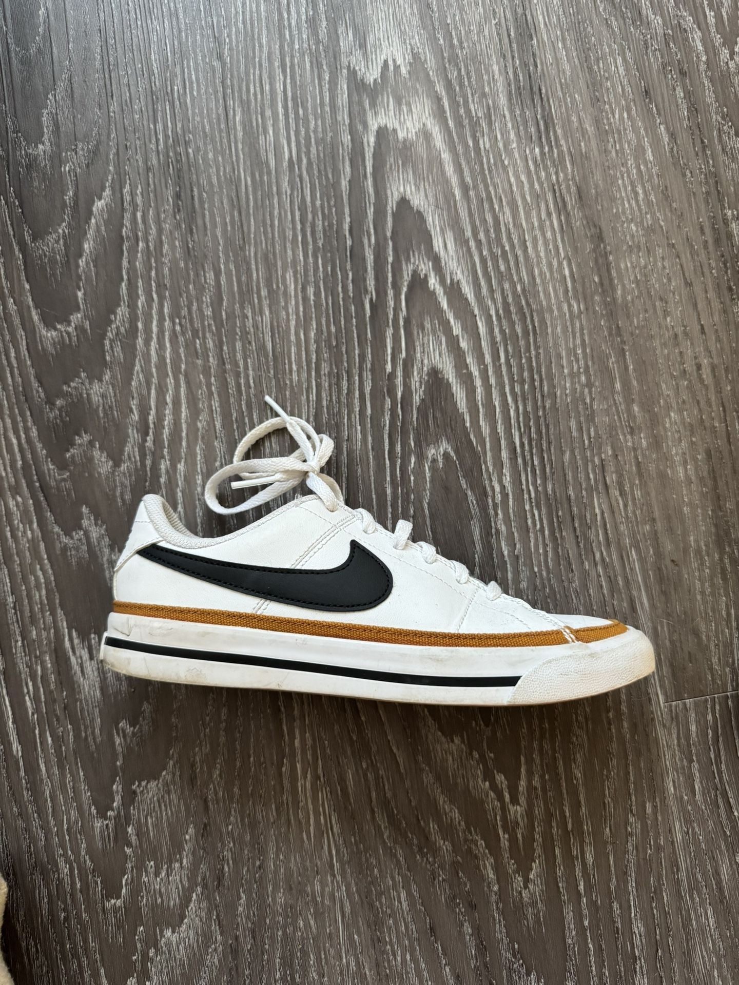 Youth Size 4 NIKE Sneakers