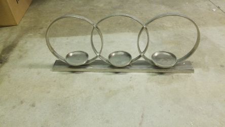 Metal decor piece for a table