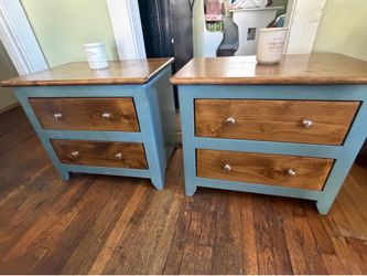 Gorgeous nightstand set. Real wood ✨✨✨