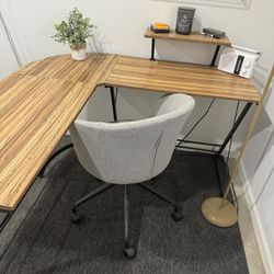 Desk,rug,lamp&chair 