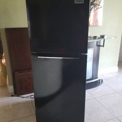 Mini Fridge Refrigerator. Perfect for Room . Perfect for Dorm Room. College.  RENTAL Rrenters 