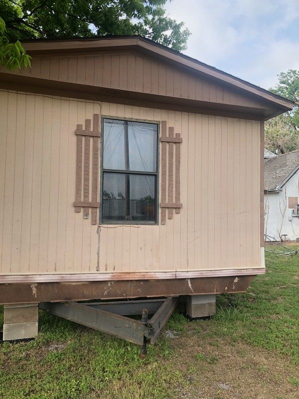 Vendo Traila Para Vivir Cuenta Con 3 Cuartos Y 2 Vaños for Sale in