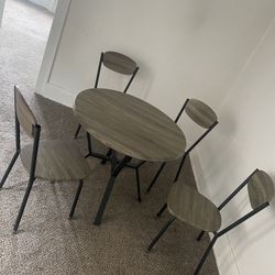 Nice Dining Room Table w 4 Chairs