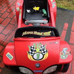 Kids Ride On Car Peg Perego.  6V Battery + Charger 