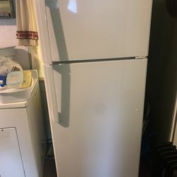 GE Top-Freeze Refrigerator 