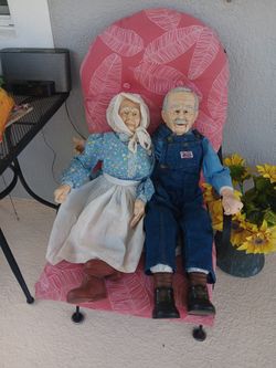 Moma And Papa Porcelain Dolls 