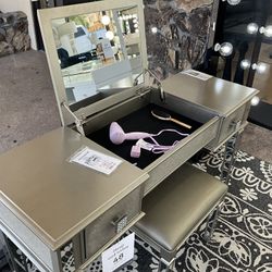 SUPER DEAL Vanity W Stool $549