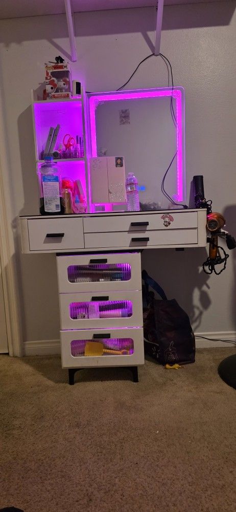 Vanity Have Diferent Colors Sets