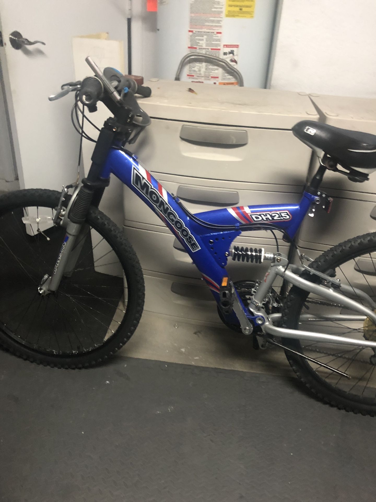 mongoose dh 2.5 mountain bike