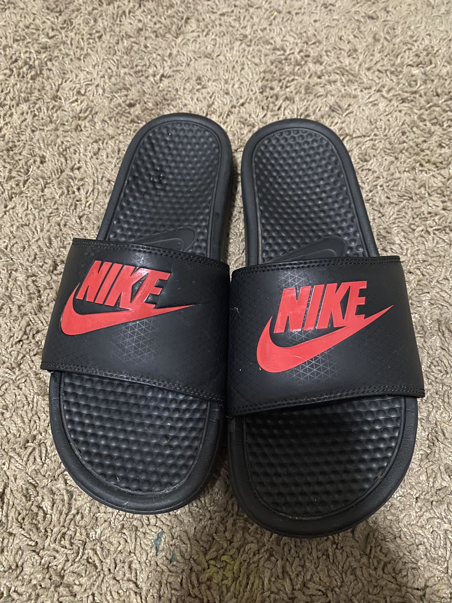 Escupir torneo cielo Black And Red Nike Slides for Sale in Tacoma, WA - OfferUp