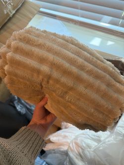 4 Soft Beige Plush Throw Blankets 39” x 59” – Ne