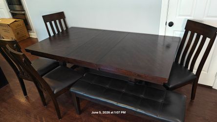 Wooden dining table for (4-8) people with 4 chairs and  bench for 3 people in good condition, it has extension peace, driveway pickup.
Table L60"*W42"