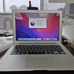 Apple MACBOOK AIR 13.3 INCHES CORE i5 Processor 8gB Ram 256gb STORAGE 2017 Model Excellent Condition 