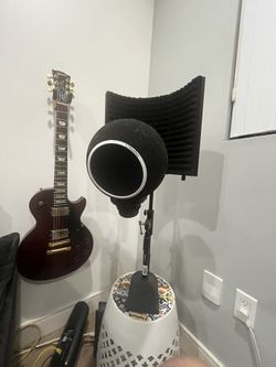 Portable mic stand with shield and Kaotica ball WITH MIC