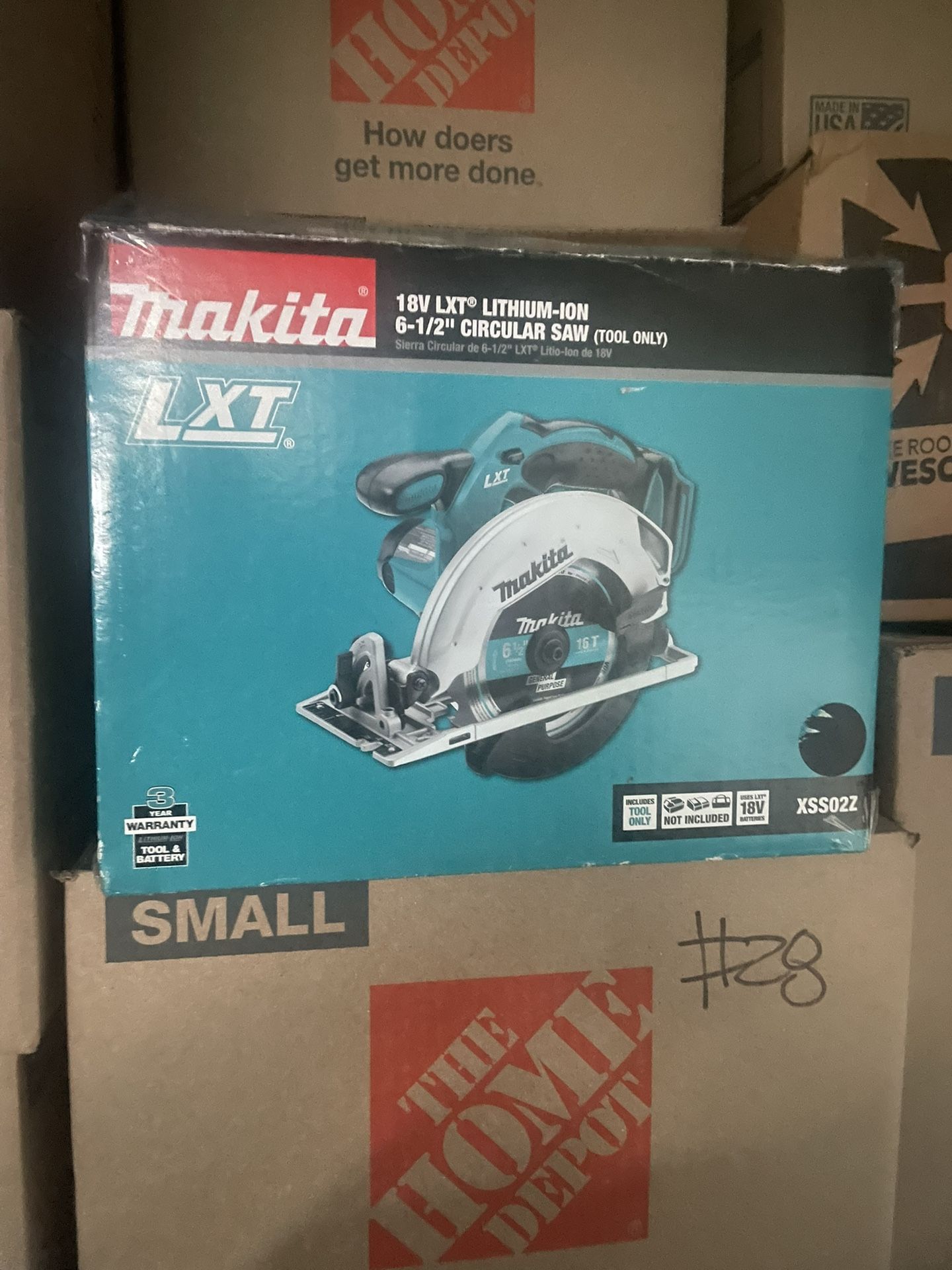 ***BRAND NEW*** Makita 18V LXT Lithium-Ion Cordless 6-1/2 in. Lightweight Circular Saw and General Purpose Blade (Tool-Only)