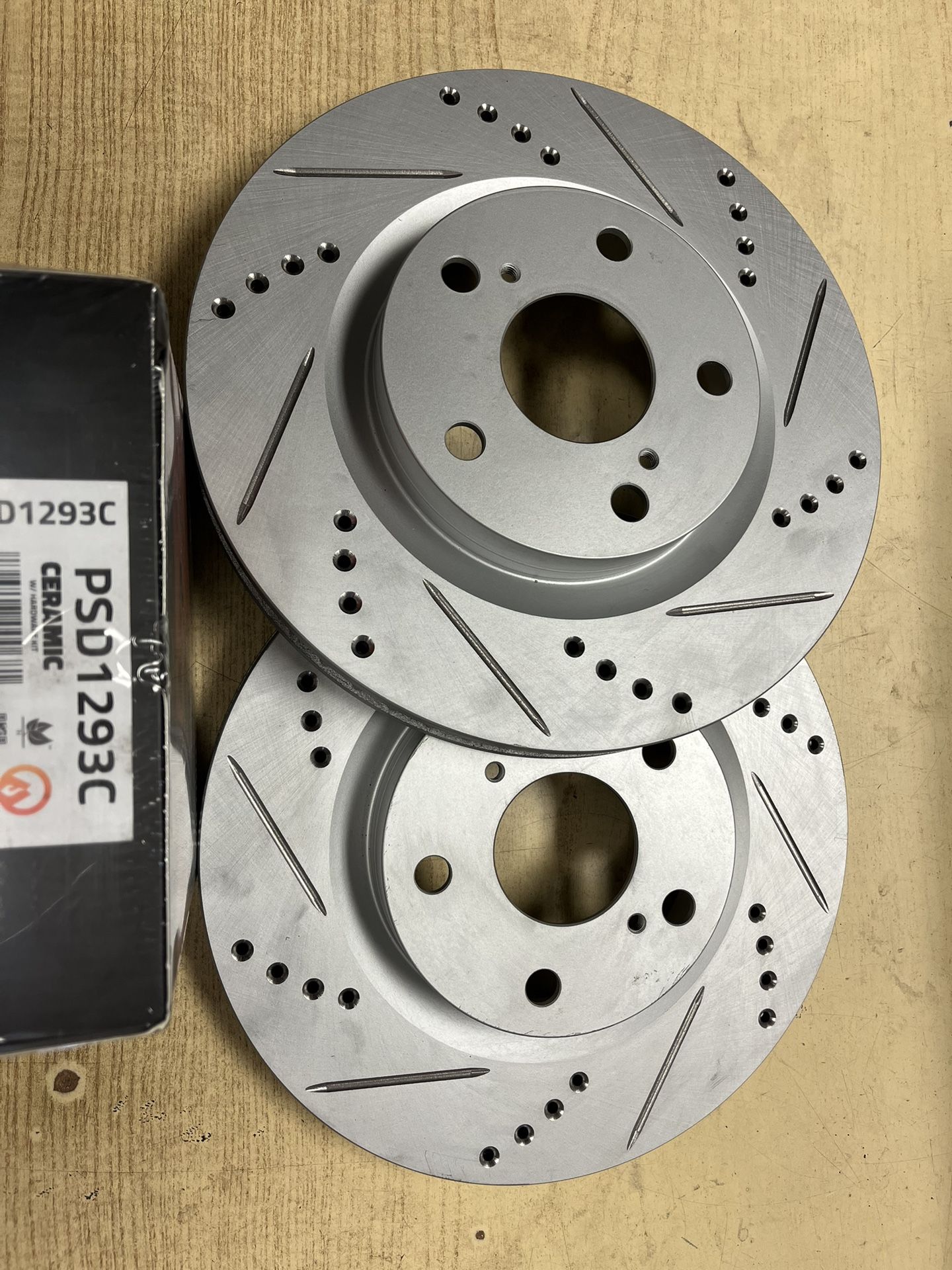 Lexus ES300h 13-18 Front Drill Slot Geomet Rotors Ceramic Brake Pads
