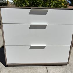 White Modern Dresser Chest of Drawers Furniture Good Condition 