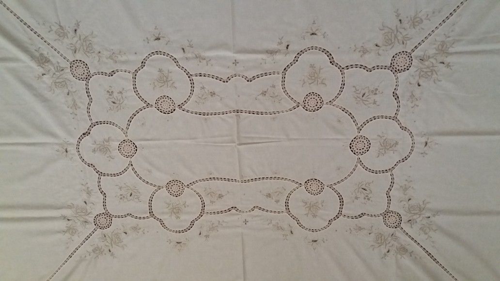 Ivory Embroidered Tablecloth With Napkins