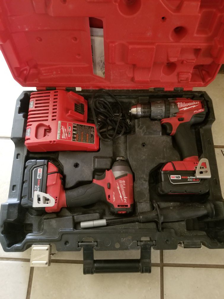 Milwaukee m18 hammer drill and driver set