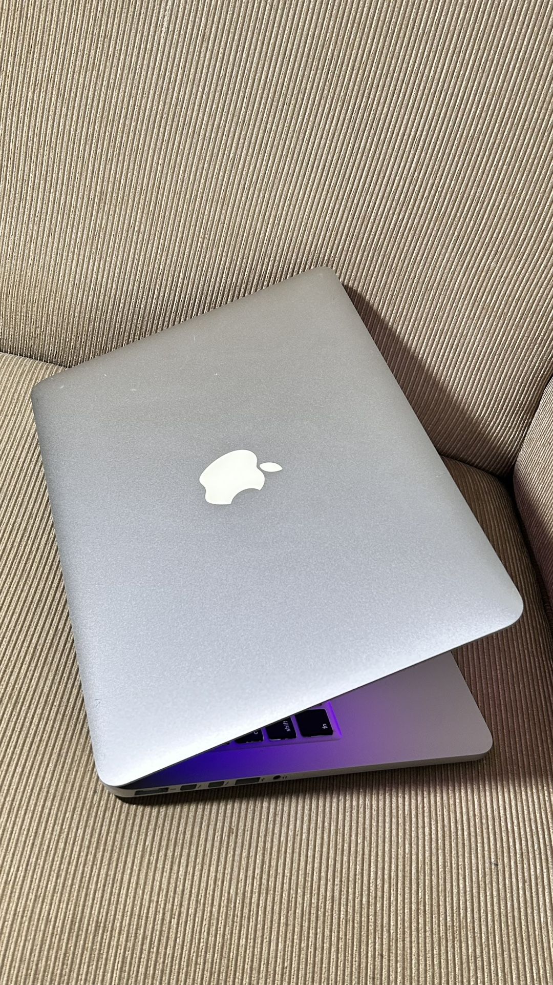 Apple MacBook Pro 13” Retina I5/8GB/256GB SSD $220