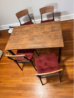 Dining table with 4 chairs + cushions