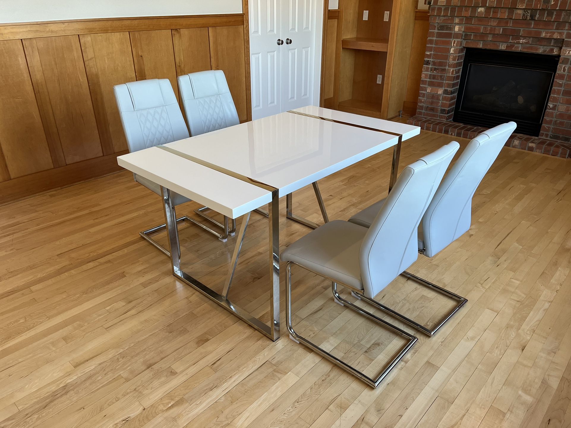 Dining Set Table With 4 Leather Chairs