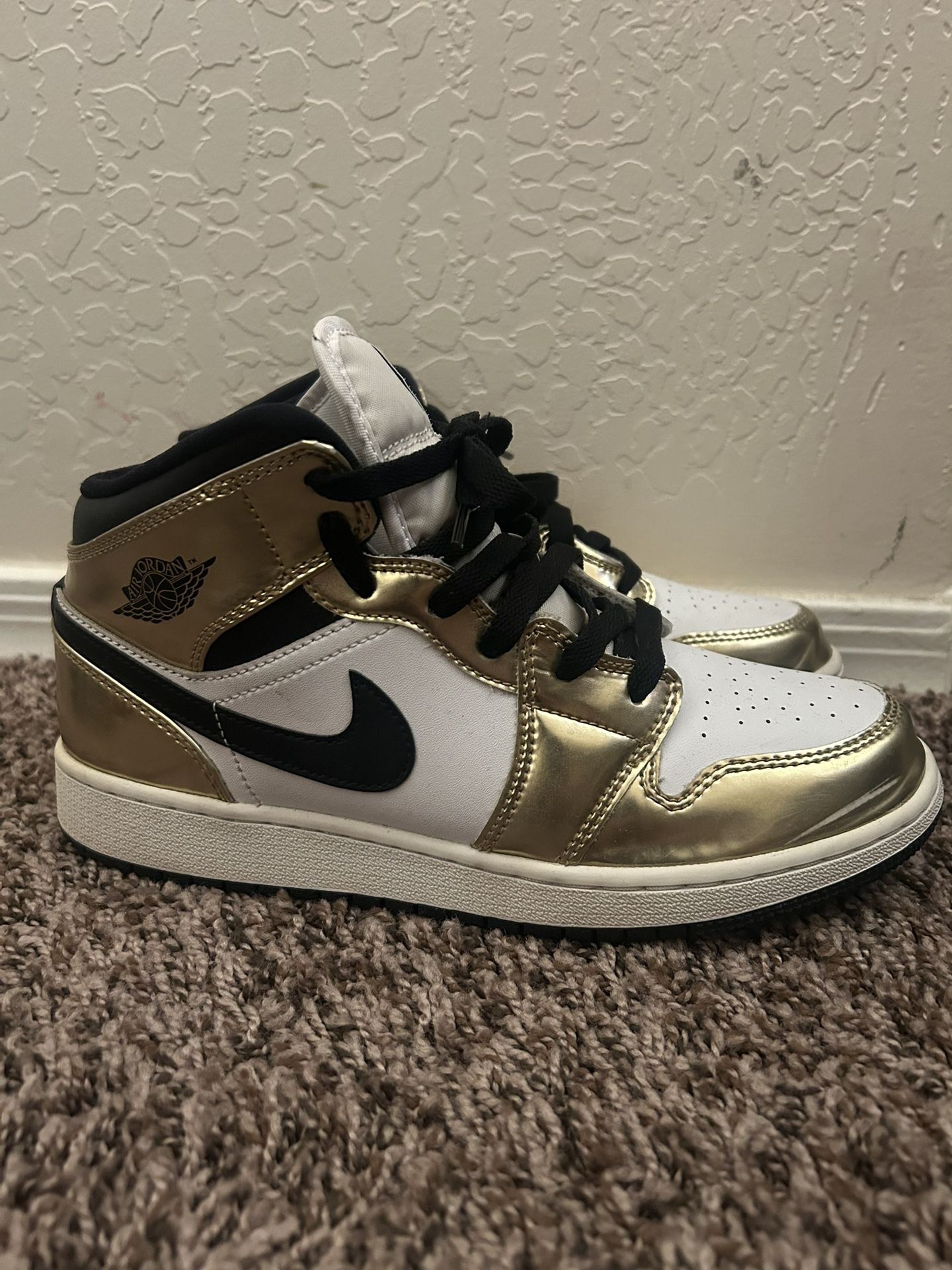Nike gold metallic air Jordan 1 mid SE