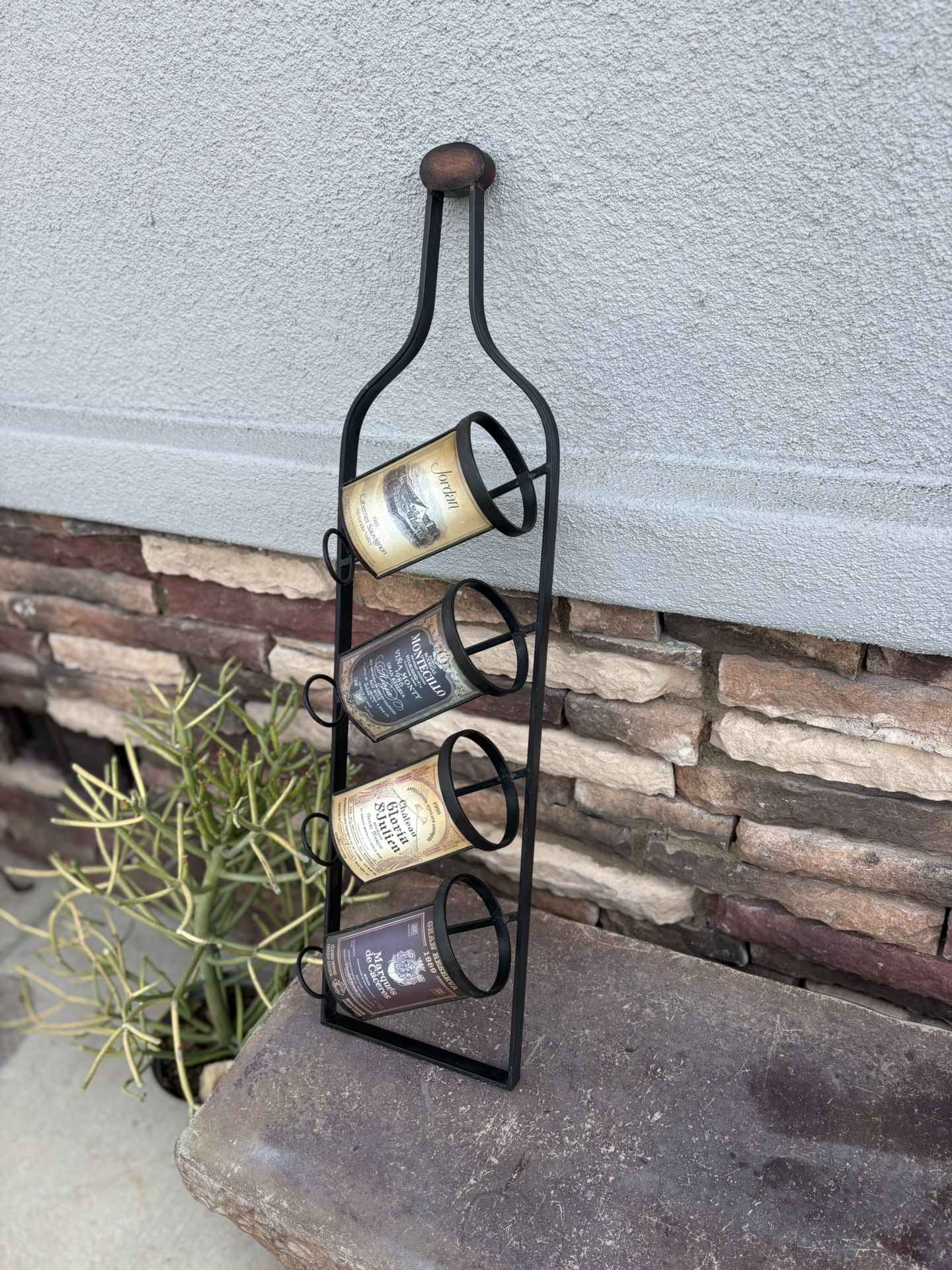 Metal wall-mounted wine rack 