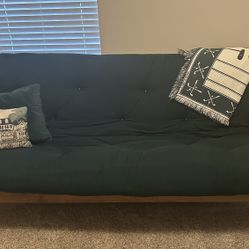 💚 Futon includes mattress and cover in like new condition from Amazon. This was used as a couch in a den. It’s in NEW condition  