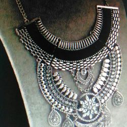 Absolutely Stunning Ladies Crystal Vintage Tassel's Choker Necklace.