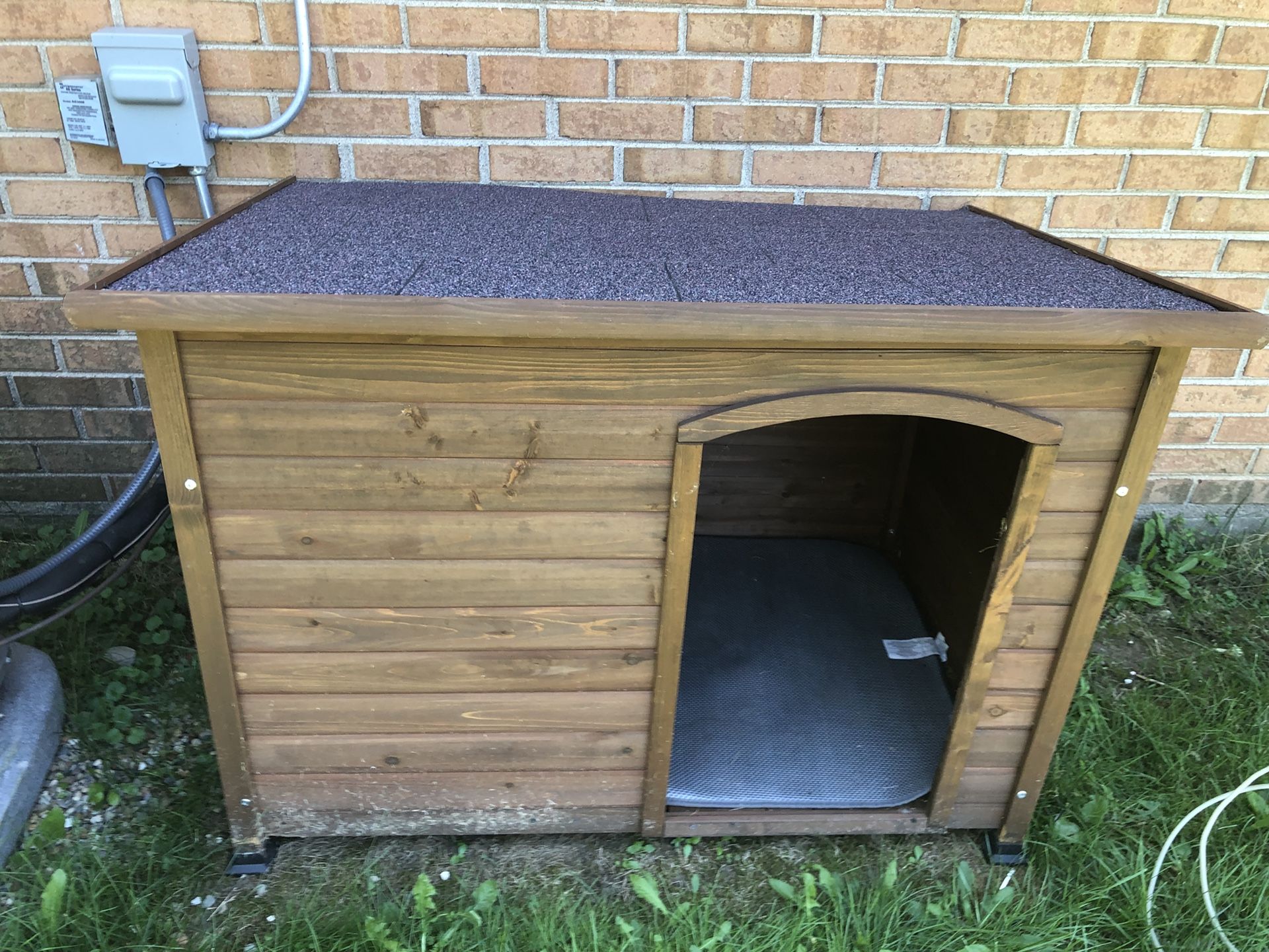 Large outback log cabin doghouse (top paw)