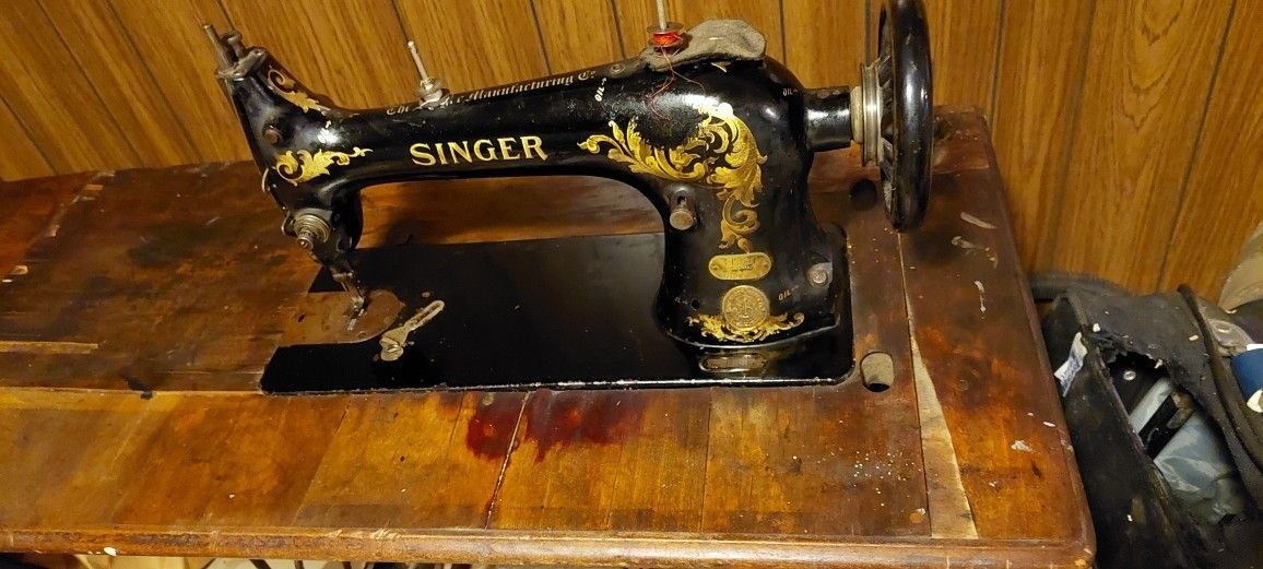 Antique ALl-Original Singer sewing machine from 1921