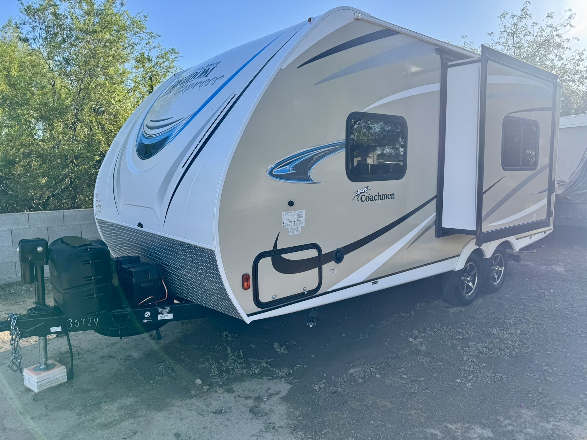 2018 coachmen freedom express 22ft travel trailer with slide out